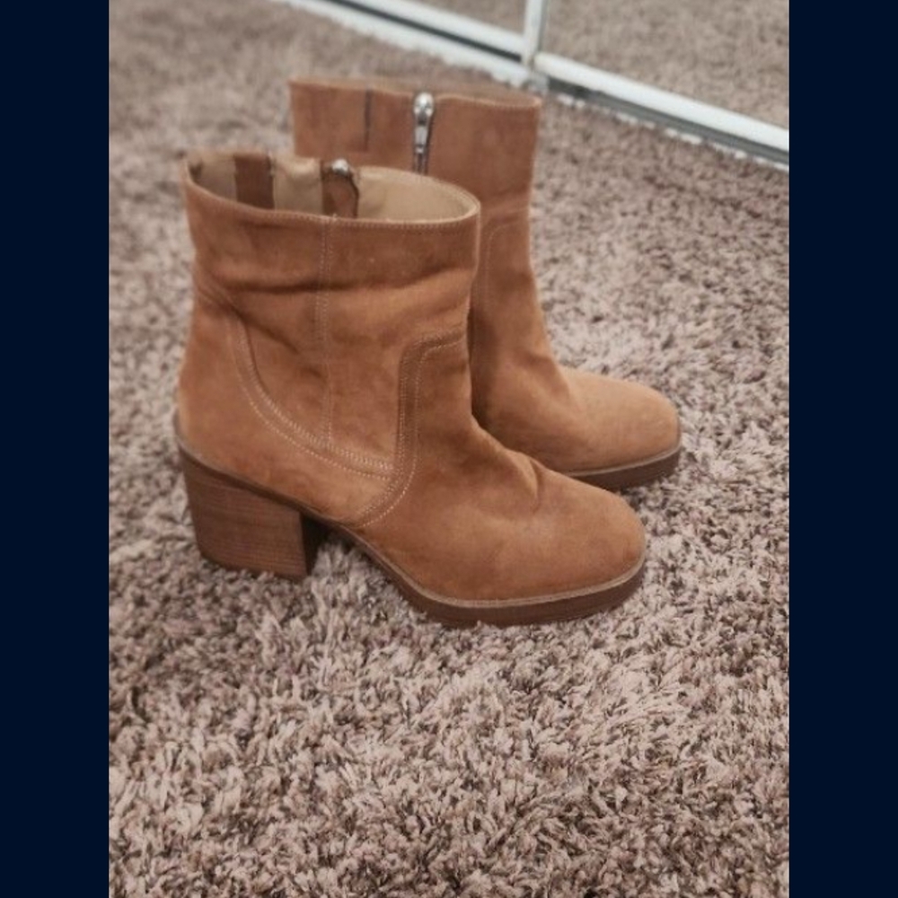 Elegant Tan Heeled Boots